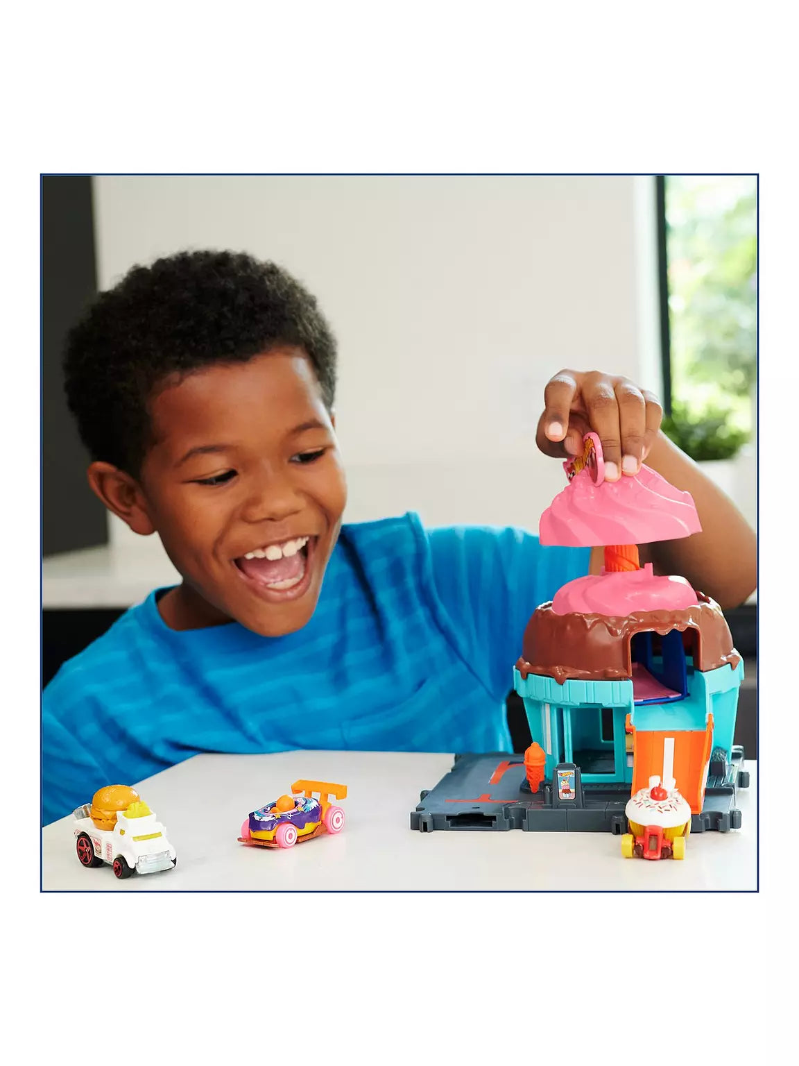 HOT WHEELS CITY DOWNTOWN ICE CREAM SWIRL PLAYSET